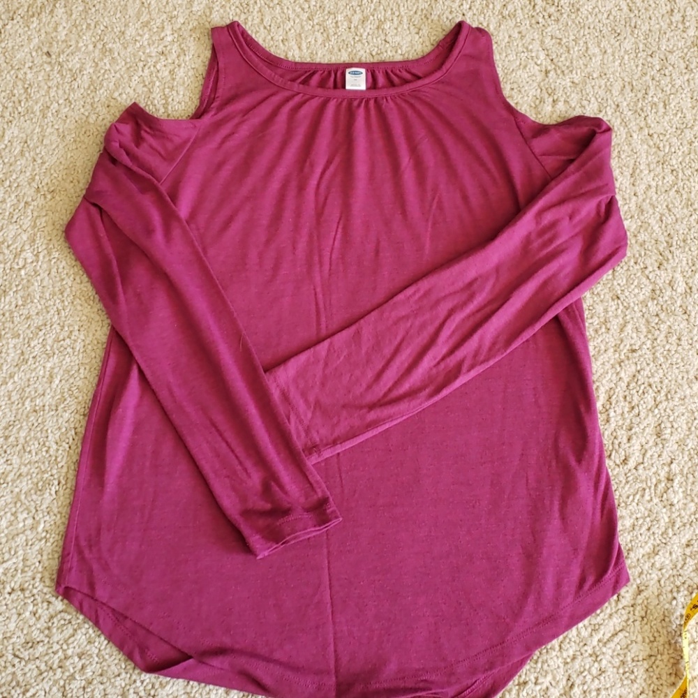 Old Navy cold shoulder round hem shirt.